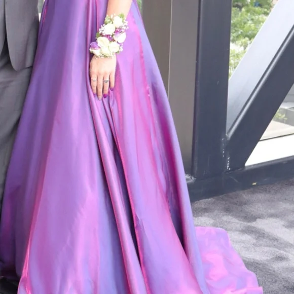strapless open back dress Taylor Swift
